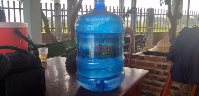 Nước mương thải đóng bình tinh khiết Vimass: Bóc trần các doanh nghiệp gian dối Nuoc muong thai dong binh tinh khiet Vimass: Boc tran cac doanh nghiep gian doi