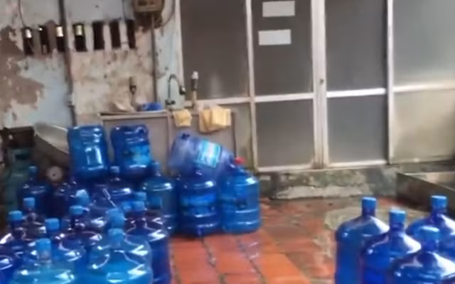 Cùng ngày, đoàn kiểm tra đã tiến hành lấy mẫu nước để xét nghiệm các chất. Đồng thời, yêu cầu cơ sở ngưng trao đổi, mua bán đối với những lô hàng đã lấy mẫu nước chờ kết quả kiểm tra. 