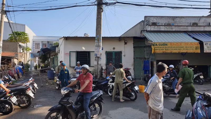 Sau đó, người này dừng xe lấy thùng xốp đặt vào trước phòng chị D. rồi châm lửa đốt. Đốt xong, nam thanh niên niên đi bộ rời khỏi hiện trường và để lại chiếc xe máy. Hiện công an đang khẩn trương truy bắt nam thanh niên này. 