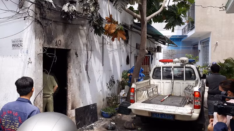  3 người chết cháy ở Sài Gòn: Trưa 12/6, Công an quận Bình Tân cho biết, danh tính 3 người chết cháy ở phường Bình Trị Đông B được xác định là chị Đ.T.D. (35 tuổi), cháu Đ.V.Th. (nam, 13 tuổi) và cháu L.V.H. (nam, 12 tuổi, cùng ngụ quận Bình Tân). Qua khám nghiệm hiện trường, tử thi, công an xác định cả 3 nạn nhân tử vong do bị phỏng và ngạt khí. Trích xuất camera an ninh, công an xác định khoảng 1h30 cùng ngày, 1 thanh niên chạy xe máy mang theo các thùng xốp nhỏ đi tới khu vực nhà trọ. 