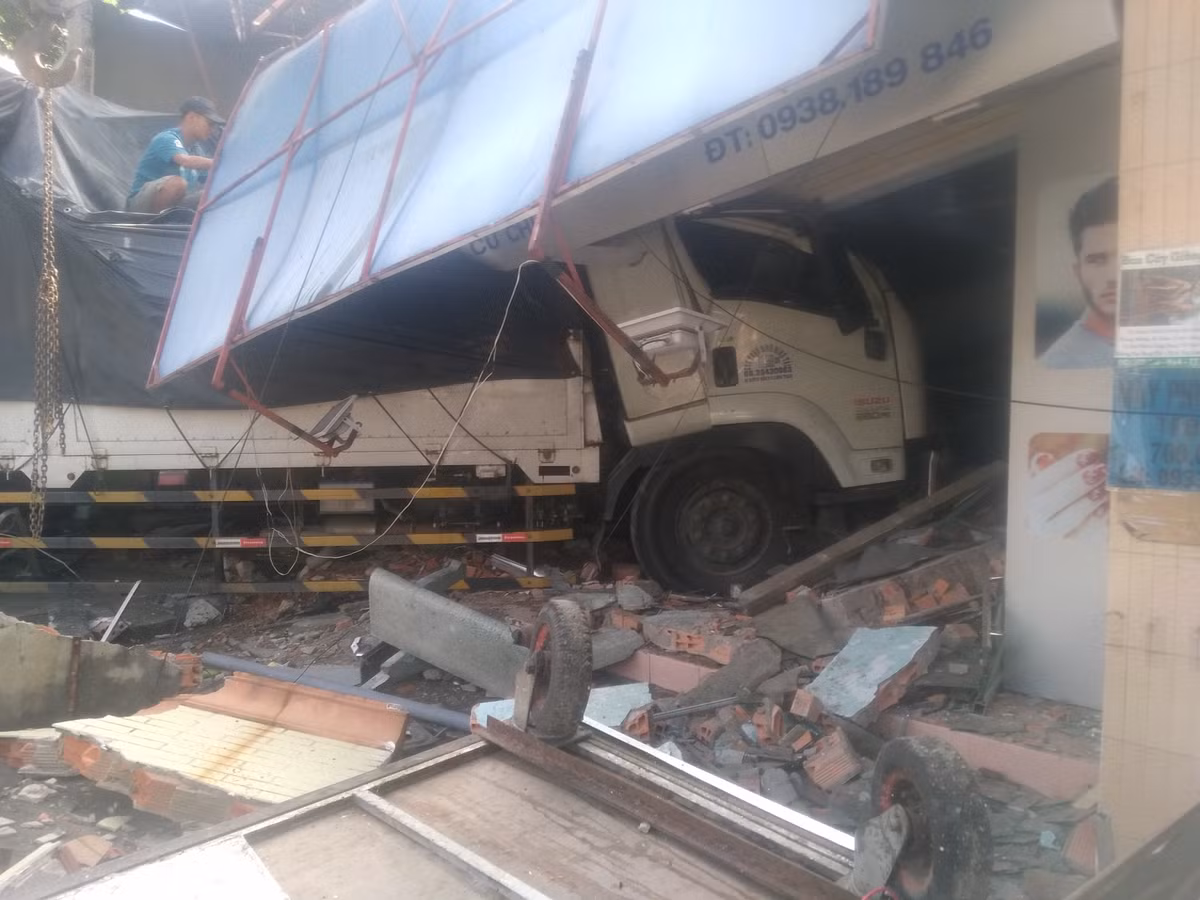 Xe tải lao vào nhà dân, người phụ nữ thoát chết trong gang tấc - Hình 2 Xe tai lao vao nha dan, nguoi phu nu thoat chet trong gang tac-Hinh-2