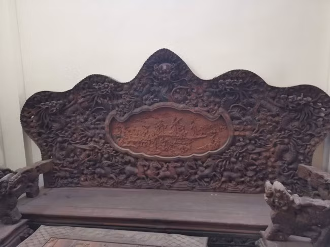 Riêng chiếc ghế bành (ghế lớn nhất trong bộ bàn ghế - PV) được thiết kế với chiều dài 3,2 mét; rộng 0,8 mét.