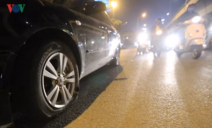 Hai lốp bên trái xe bị thủng.
