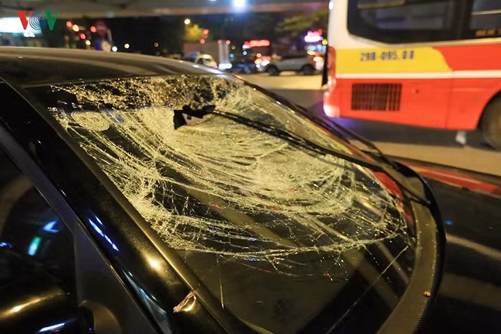 Phần kính chắn gió bị hư hỏng nghiêm trọng sau vụ tai nạn.