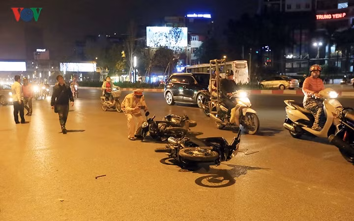 Lực lượng chức năng khám nghiệm hiện trường.