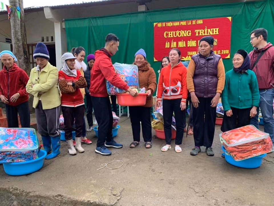 Mỗi khi miền Bắc bước vào đợt rét, CLB từ thiện Hạnh Phúc là Sẻ Chia lại "cõng" những món quà của người dân khắp mọi miền tổ quốc ủng hộ lên tặng kịp thời để bà con chống chọi lại cái rét. 