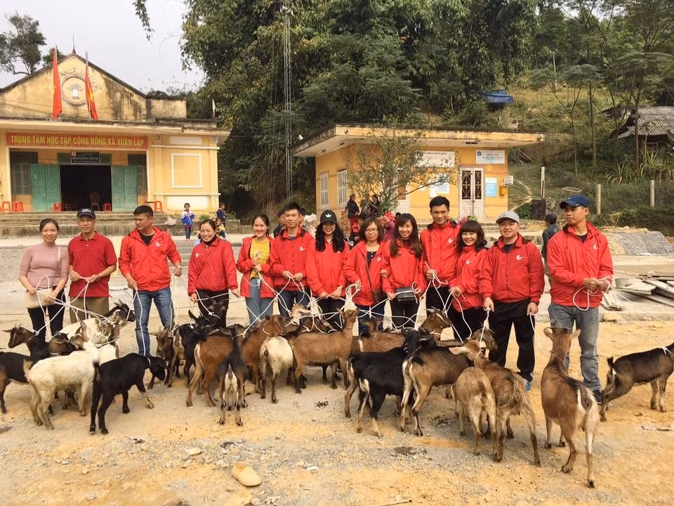 Những món quà ý nghĩa và mang lại kế sinh nhai lâu dài cho người dân như tặng dê được CLB duy trì thường niên. Ngoài ra, CLB còn phối hợp với chính quyền vận động người dân dịch chuyển vật nuôi, chuồng trại ra khỏi khu vực sinh sống của người dân để tránh dịch bệnh, đảm bảo vệ sinh môi trường.