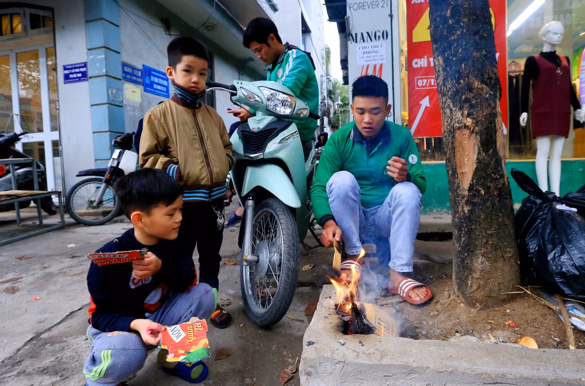 Ngày 9/12 theo thông tin từ Trung tâm Dự báo Khí tượng thủy văn quốc gia, các tỉnh miền Bắc tiếp tục chịu ảnh hưởng của không khí lạnh tăng cường, trời rét đậm, phổ biến nhiệt độ thấp dưới 14 độ C.