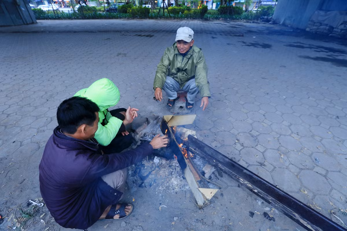"Nền nhiệt độ xuống thấp, tranh thủ lúc không có người thuê mướn. Chúng tôi đốt đống lửa để sưởi cho đỡ lạnh, ở đây gió lớn nên rất lạnh", ông Biểu nói.