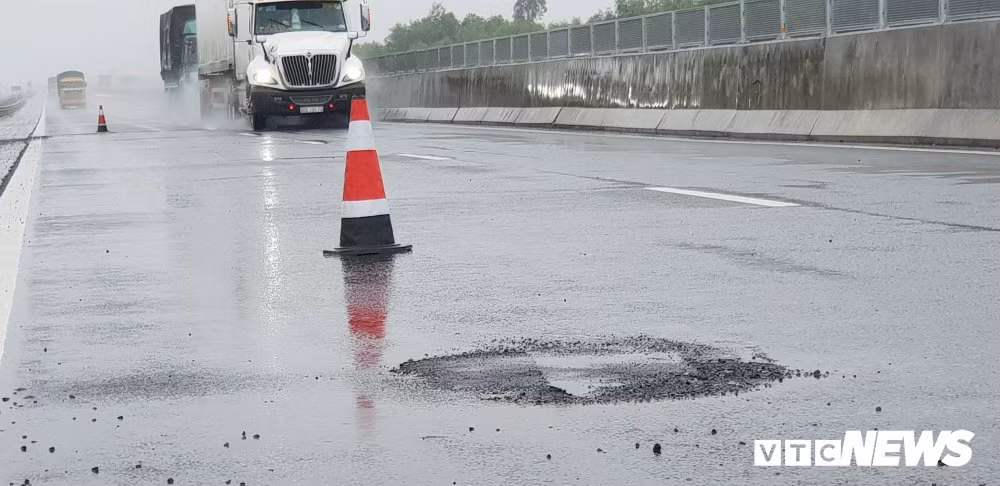 Lúc này, hàng chục ổ gà chi chít xuất hiện chủ yếu ở Km36 và Km39 (thuộc địa phận Quảng Nam).