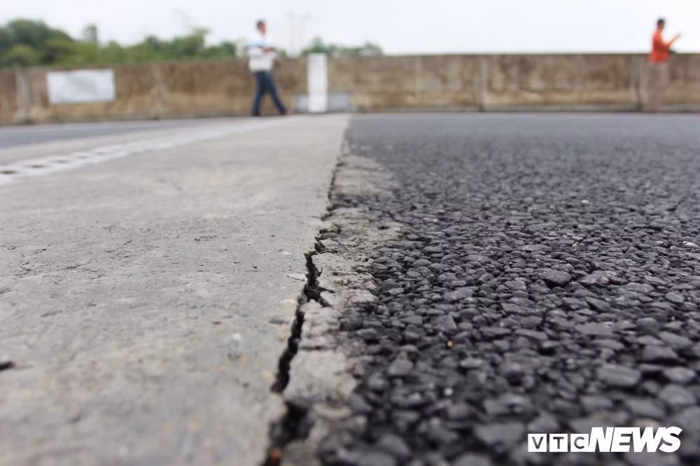 Thời điểm cuối tháng 11, chủ đầu tư dự án cao tốc đi qua 3 tỉnh, thành: Đà Nẵng, Quảng Nam, Quảng Ngãi phát đi thông báo về kế hoạch xử lý hiện tượng lún đầu cầu, đầu cống tại 6 vị trí: Cầu LRB 05B (Km12+644), cầu VD02A (Km13+170), cầu OP03 (Km13+615), cầu Kỳ Lam, cầu VD06 (Km18+600) và cầu VD07 (Km18+840).