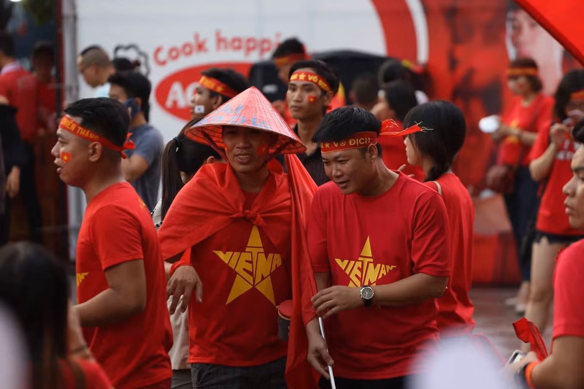 Băng rôn, màu áo, lá cờ cùng chiếc nón đỏ rực là cách cổ vũ của người dân TP. HCM