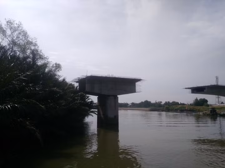 Các hạng mục lở dở nằm trơ trọi giữa lòng con rạch.