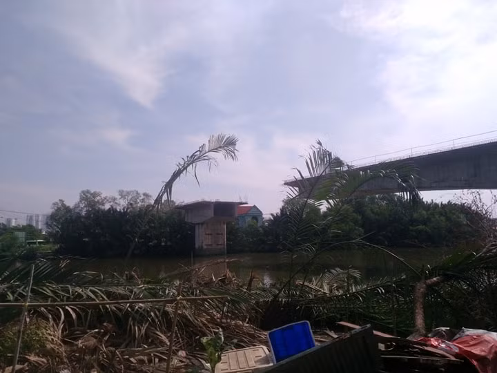 Nguyên nhân khiến việc xây cầu chậm tiến độ là do việc bồi thường cho người dân chưa thỏa đáng nên hàng chục hộ dân sinh sống ở đây không chấp thuận nhận tiền bồi thường để giải tỏa.