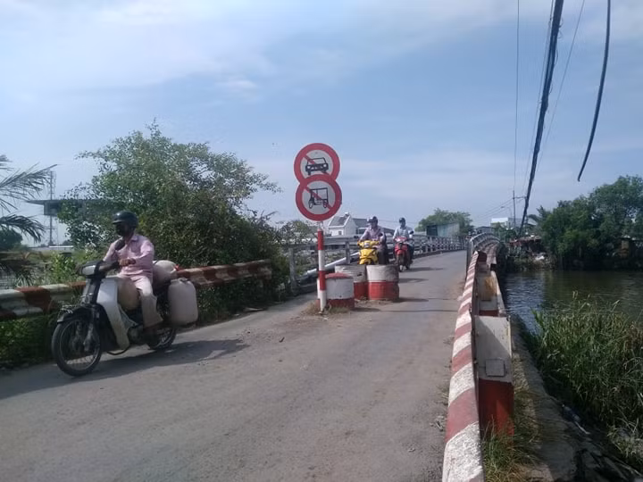 Được xây dựng vào năm 1990, trải qua hơn 20 năm đi vào sử dụng, cầu Phước Lộc (huyện Nhà Bè, TP.HCM) đã hư hỏng nghiêm trọng, nhiều hạng mục bị gỉ sét, gây nguy hiểm đến tính mạng của người dân mỗi khi đi lại trên cầu.