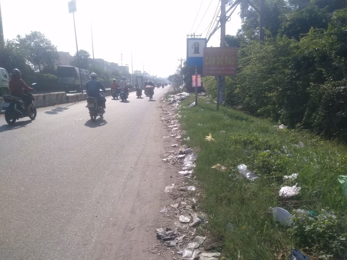 Mặc dù đã có biển báo cấm đổ rác, nhưng sự thiếu ý thức của người dân đã biến những con đường thành bãi rác.