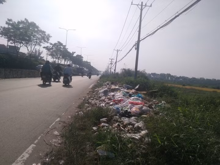 Quốc lộ 22, đoạn qua địa bàn xã Bà Điểm (huyện Hóc Môn) điểm nóng của nạn đổ trộm rác thải.