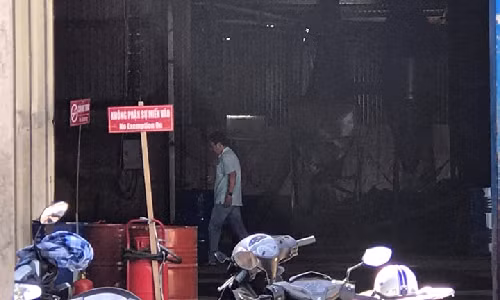 Chay co so xang dau kinh hoang, 2 cong nhan bong nang