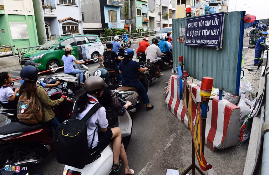 Công trình bắt đầu triển khai từ ngày 15/5/2018, thời gian thi công theo kế hoạch là 12 tháng. Hiện tại một số đoạn mặt cầu Kênh Tẻ đã được mở rộng thêm gần nửa mét.