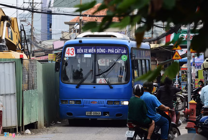 Ôtô lưu thông qua những lô cốt trên tuyến đường này không thể di chuyển cùng một lúc. Mỗi khi xe lớn chạy qua, người điều khiển xe máy phải khép vào mép đường hoặc chạy lên vỉa hè để tránh.