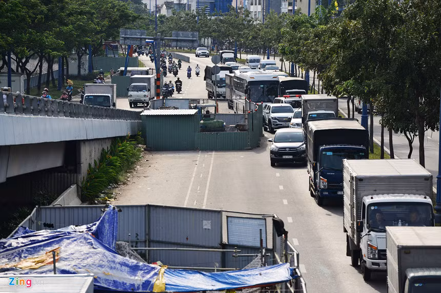 Đường Võ Văn Kiệt (quận 1,5,6) có hàng chục đoạn dựng rào chắn để thi công cống bao và sửa chữa, nâng cao độ mặt đường. Một chiều của phần đường ôtô có 3 làn nhưng các lô cốt chiếm hết 2 làn khiến các phương tiện bị tắc nhiều đoạn.