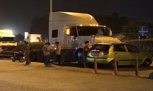 O to va cham container, 3 nguoi ngoi tren xe keu cuu trong dem