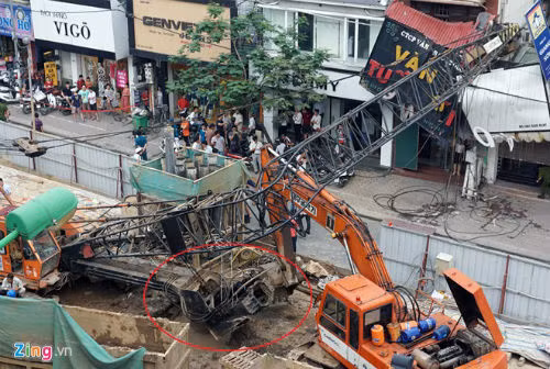 2. Cần cẩu dự án đường sắt trên cao đổ sập đè trúng nhà dân Khoảng 16h ngày 12/5, một chiếc cần cẩu tại công trường tuyến Metro Nhổn – Ga Hà Nội bất ngờ đổ sập, đè trúng nhà dân, quệt đổ 2 xe máy khiến một thai phụ 8 tháng và một thanh niên bị thương. Sau khi xảy ra sự cố đại diện BQL dự án cho biết, đã thông báo cho các nhà thầu tạm dừng thi công toàn dự án để kiểm tra, rà soát biện pháp thi công đảm bảo an toàn. 