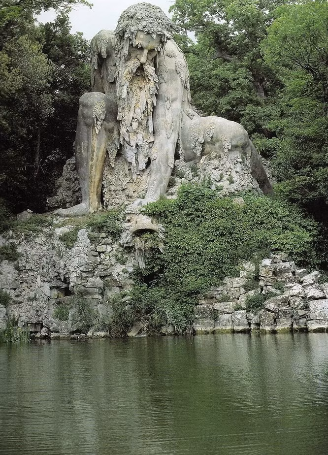 10. Bức tượng The Colossus of the Apennines: Bức tượng này được xây dựng và chế tác từ thế kỷ thứ 16, và từ đó người ta đã cất giấu nhiều bí ẩn thú vị liên quan đến phiến đá này. Từ bàn tay trái của bức tượng phun trào nước từ một dòng suối ngầm. Và cũng có tin đồn rằng không gian trong đầu bức tượng đặt lò sưởi, vì vậy khi châm lửa đốt lên thì khói sẽ tỏa ra theo đường mũi của bức tượng. Nhìn từ xa, trông không khác gì vị thần đang nổi cơn thịnh nộ cả.