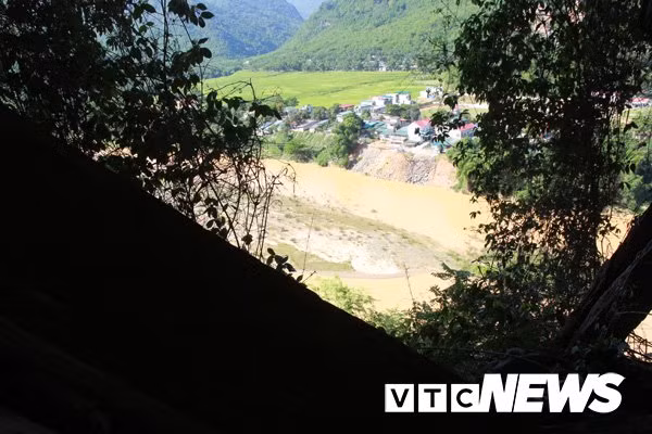 Những hang ma trên vách núi đều có view nhìn về thị trấn Quan Hóa và thung lũng rất đẹp. Giữa sông là doi cát nhô lên hình thuyền, nơi khởi nguồn truyền thuyết Mường Ca Da.