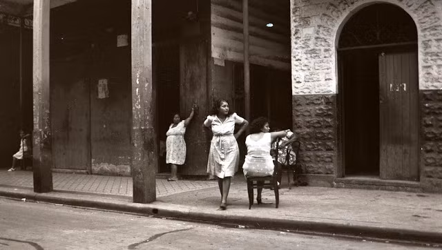 Ba người phụ nữ đứng trên vỉa hè ở Panama năm 1945. Ảnh VT