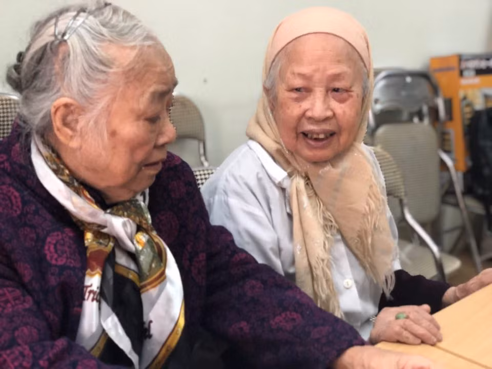 Hình ảnh những mái đầu bạc trắng khám bệnh, kê đơn, trò chuyện với bệnh tình người bệnh để lại ấn tượng sâu đậm cho bất kỳ ai đã đến với phòng khám. Hơn 28 năm, nhiều người cao tuổi, đặc biệt là bệnh nhân nghèo đều rất đỗi quen thuộc với những người “vác tù và hàng tổng” khi nhắc đến phòng khám miễn phí này.