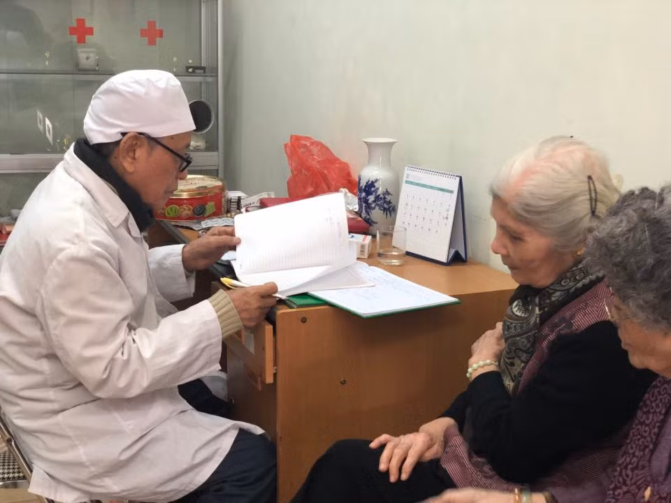 Căn phòng khám bệnh của bà Tố được chia thành những góc khác nhau, gọn gàng, ngăn nắp như mọi phòng khám khác. Chỉ có điều khác là các bác sĩ ở đây đều đã có tuổi, mái tóc bạc phơ, nhưng ai cũng vui vẻ khám, đo huyết áp miễn phí cho người bệnh. Bà Tố thường có mặt ở phòng khám từ rất sớm, kiểm tra, sắp xếp đồ đạc xong, bà Tố lại nhỏ nhẹ trả lời những câu hỏi của người bệnh. Bà bảo, nói là 'phòng khám' chứ thực tế đây chỉ là phòng tư vấn sức khoẻ cho nhân dân. 