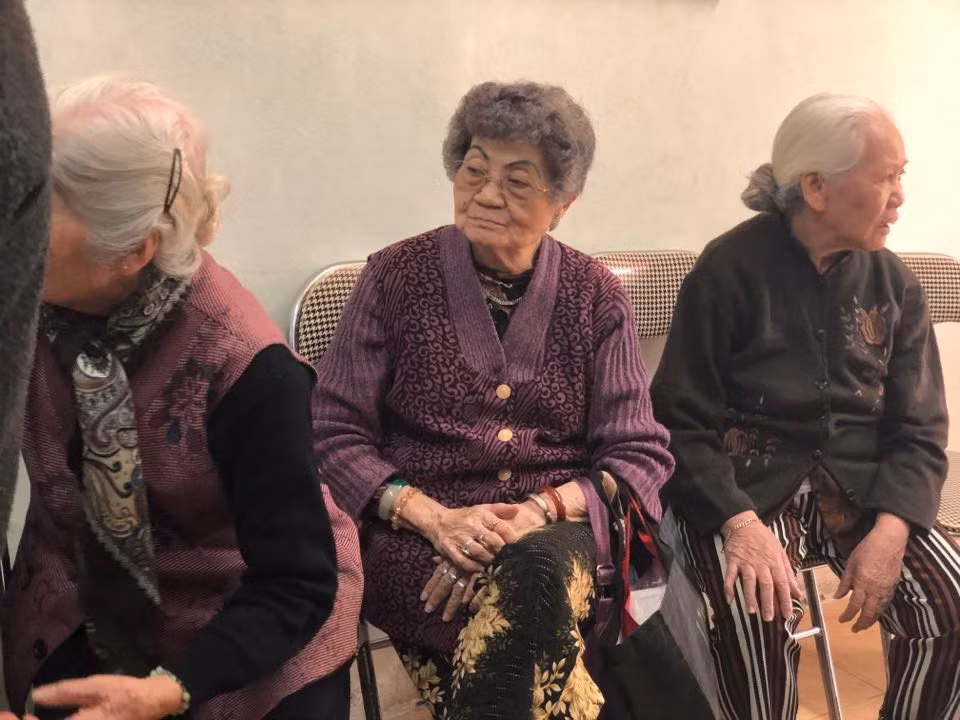 Lật trang sổ dày cộp ghi tên thuốc bà Tố nhớ lại, năm 1966 bà là Phó Hiệu trưởng Trường cao đẳng Y tế Nam Ðịnh, cũng từng là bác sĩ chuyên Khoa Sản - Bệnh viện tỉnh Nam Định. Sau đó là chuyên gia y tế nhiều năm ở Cộng hòa Angola, năm 1992, bà về hưu theo chế độ và chuyển lên Hà Nội sinh sống cùng gia đình. Nhiều cơ sở y tế tư nhân bấy giờ mời bà cộng tác với mức lương cao, nhưng người phụ nữ có chồng là liệt sĩ đã chọn con đường thiện nguyện để gắn bó nốt phần đời còn lại. 