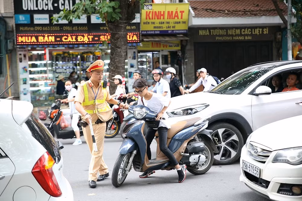 Những người thích đi xe máy tháo gương sẽ nghĩ lại khi biết điều này - Hình 3 Nhung nguoi thich di xe may thao guong se nghi lai khi biet dieu nay-Hinh-3