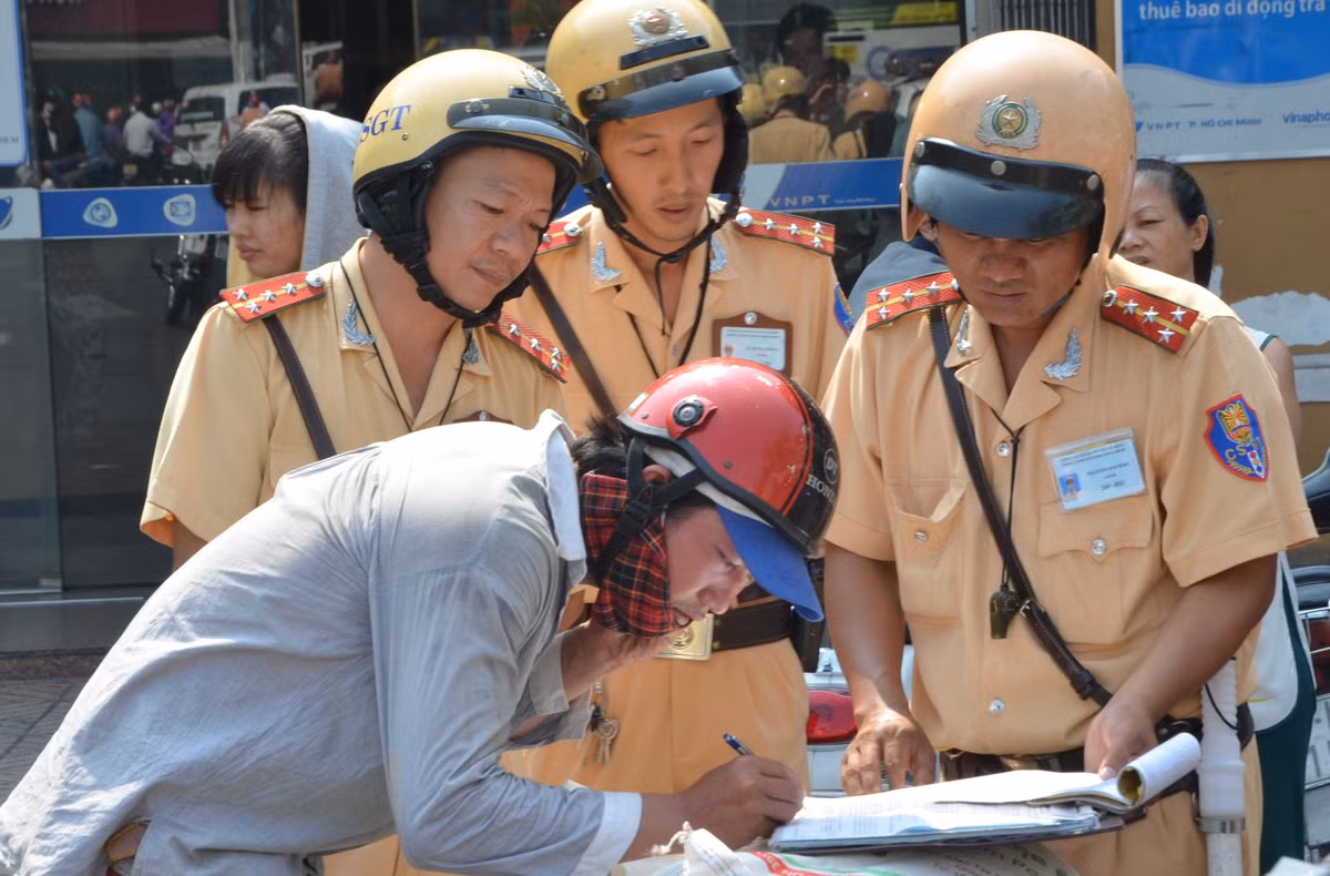 Những người thích đi xe máy tháo gương sẽ nghĩ lại khi biết điều này - Hình 6 Nhung nguoi thich di xe may thao guong se nghi lai khi biet dieu nay-Hinh-6