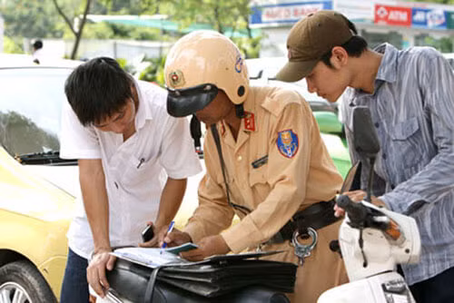 Những người thích đi xe máy tháo gương sẽ nghĩ lại khi biết điều này - Hình 12 Nhung nguoi thich di xe may thao guong se nghi lai khi biet dieu nay-Hinh-12