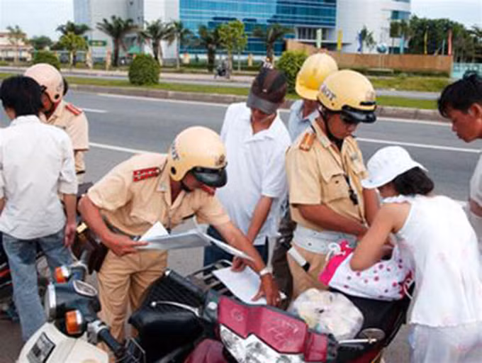 Những người thích đi xe máy tháo gương sẽ nghĩ lại khi biết điều này - Hình 9 Nhung nguoi thich di xe may thao guong se nghi lai khi biet dieu nay-Hinh-9