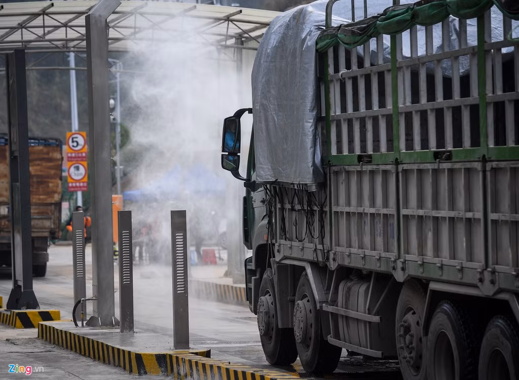 Mỗi xe tải khi sang Trung Quốc hoặc về Việt Nam đều được khử trùng.