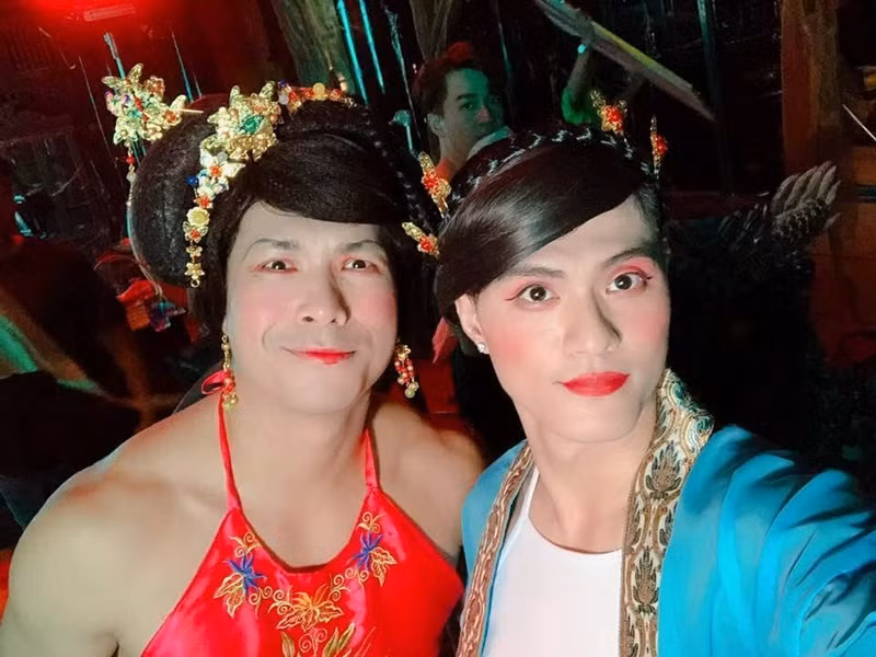 Trương Thế Vinh giả gái lộ vai u thịt bắp khiến fan cười nghiêng ngả.