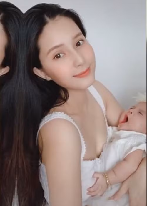 Về phần Thiên An, trong 1 tháng qua, cô vẫn đều đặn cập nhật cuộc sống bên con gái.