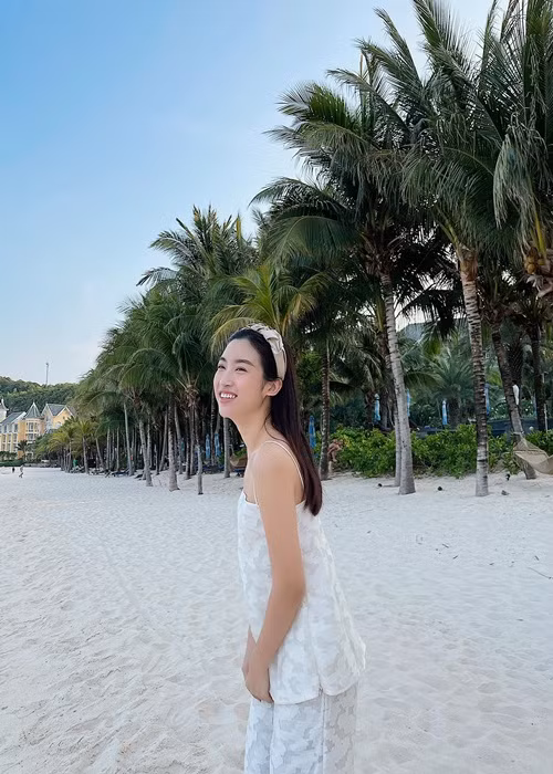 Hoa hậu Việt Nam 2016 từng khẳng định cô chưa bao giờ quen đại gia hay quen một người nào đó vì tiền, ngoài tình cảm. “Linh chưa bao giờ đặt một yếu tố nào khác ngoài yếu tố tình cảm trong chuyện tình yêu đôi lứa”, Mỹ Linh chia sẻ trên Lao động năm 2019.
