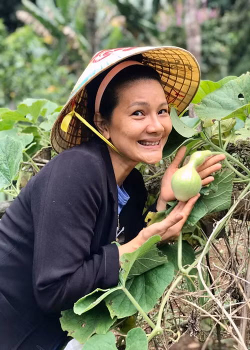 Theo Kiều Trinh, do dịch kéo dài, tiền tiết kiệm đã cạn, cô đưa cha và hai con về quê “trốn dịch”.
