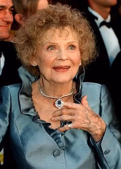 Theo Cosmopoltian, diễn viên Gloria Stuart đóng Rose khi về già trở thành diễn viên được đề cử giải Oscar lớn tuổi nhất (87 tuổi) ở hạng mục Diễn viên phụ xuất sắc nhất. Đến nay, chưa có ai phá được kỷ lục này.