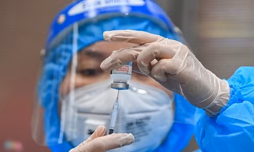 Bo Y te cho phep tiem tron vac xin Moderna va Pfizer neu khan hiem