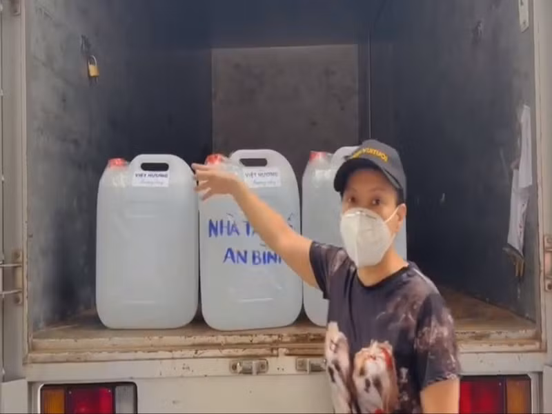 Hoài Phương khâm phục sức mạnh thể lực và tinh thần của bà xã khi đi từ thiện: "Giữa trưa nắng mà giao quà liên tục, cô em bạn dì của Việt Hương người mà hiện đang sống ngay trên con phố đó - ca sĩ Vũ Uyên Nhi đã xây xẩm mặt mày, phải lên xe ngồi nghỉ. Trong lúc đó cô vợ tôi miệng vẫn thao thao bất tuyệt, một tay cầm chiếc micro, một tay bốc gói quà đôn đáo chạy giao quà đều tay. Quả là những buổi tập luyện boxing hàng ngày cũng làm cho cô gái này dẻo dai và "lì đòn" hơn" .