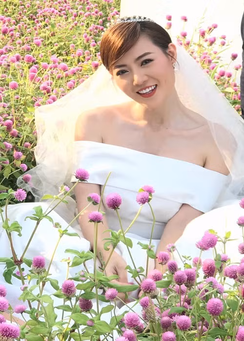 Thanh Hương tiết lộ, ông xã của cô rất đẹp trai, cao 1m8, là doanh nhân và hơn Thanh Hương 10 tuổi. Nữ diễn viên gặp chồng năm 17 tuổi. Năm 20 tuổi, Thanh Hương bắt đầu yêu. 1 năm sau, nữ diễn viên lên xe hoa.