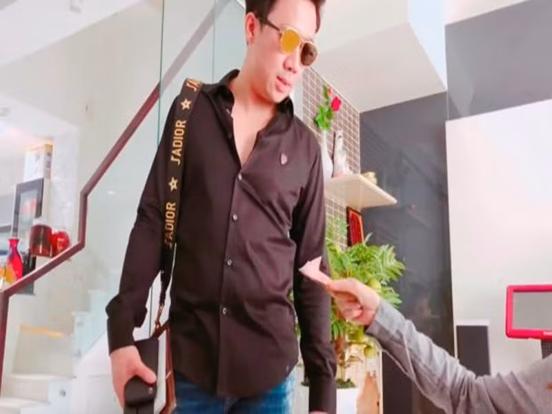 Thu nhập của Trấn Thành có thể lên đến hàng tỷ đồng mỗi tháng. Tuy nhiên, anh vẫn phải ngửa tay xin vợ tiền tiêu vặt. Ảnh: Saostar