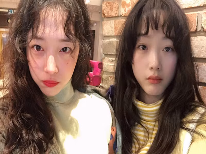 Lee Yoo Mi sở hữu vẻ ngoài xinh đẹp. Đáng chú ý, cô được cho là bản sao của cố ca sĩ Sulli (trái) về nhan sắc lẫn phong cách thời trang.