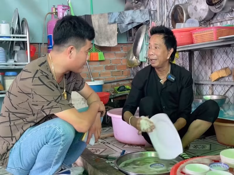 Bảo Chung chia sẻ trên Thanh niên: "Sự thật clip đó có kịch bản và chúng tôi làm cho vui thôi. Tôi với Khương Dừa mà gặp nhau là ít nhất phải làm cái gì đó mang đến tinh thần vui vẻ cho người xem. Trong clip, tôi có nói mình rửa chén mà được mười mấy triệu một giờ, nghe là biết đùa rồi". Ảnh: Yan