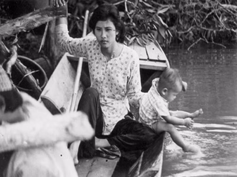  Diễn viên nhí trong “Cánh đồng hoang” tên Nguyễn Văn Thuận, là con của ông Nguyễn Văn Việt và gọi đạo diễn của phim - nghệ sĩ Hồng Sến là bác ruột. Ông Việt chia sẻ trên Lao động, trong cảnh quay "bé Thuận" từ trên sàn rơi tõm xuống nước, ông phải lặn trước xuống nước để đón đứa con khi nó rơi xuống. Ảnh: Zing